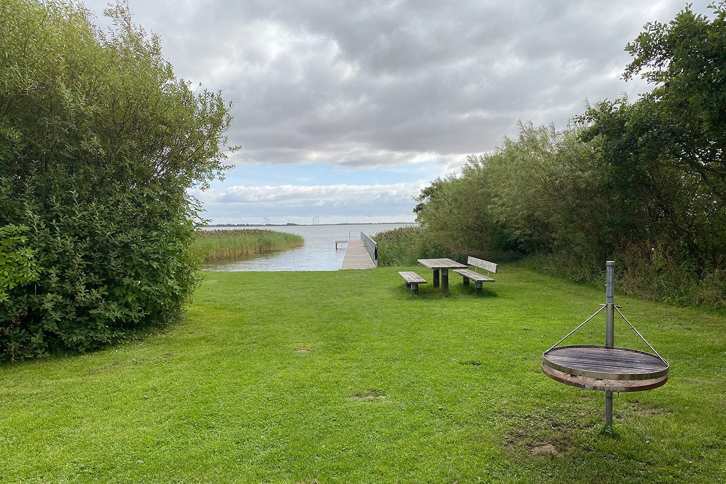 Badestege in Fjorden mit Picknickplatz